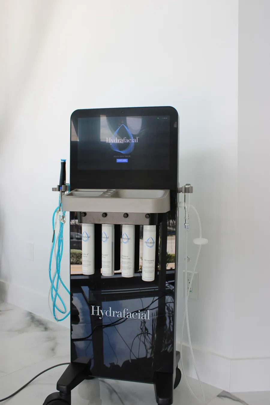 El sistema HydraFacial en la sala de tratamiento de WO/MAN